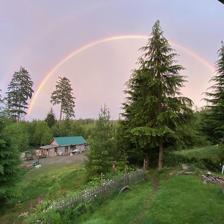 Отель Maple Heart Ranch Shawnigan Lake Экстерьер фото