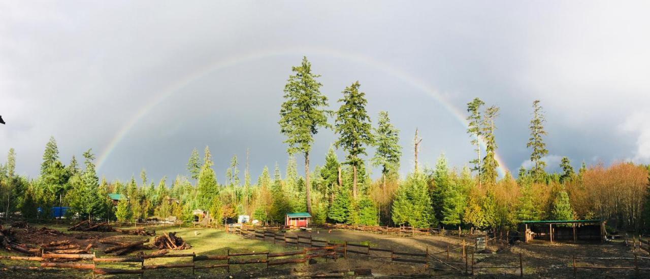 Отель Maple Heart Ranch Shawnigan Lake Экстерьер фото