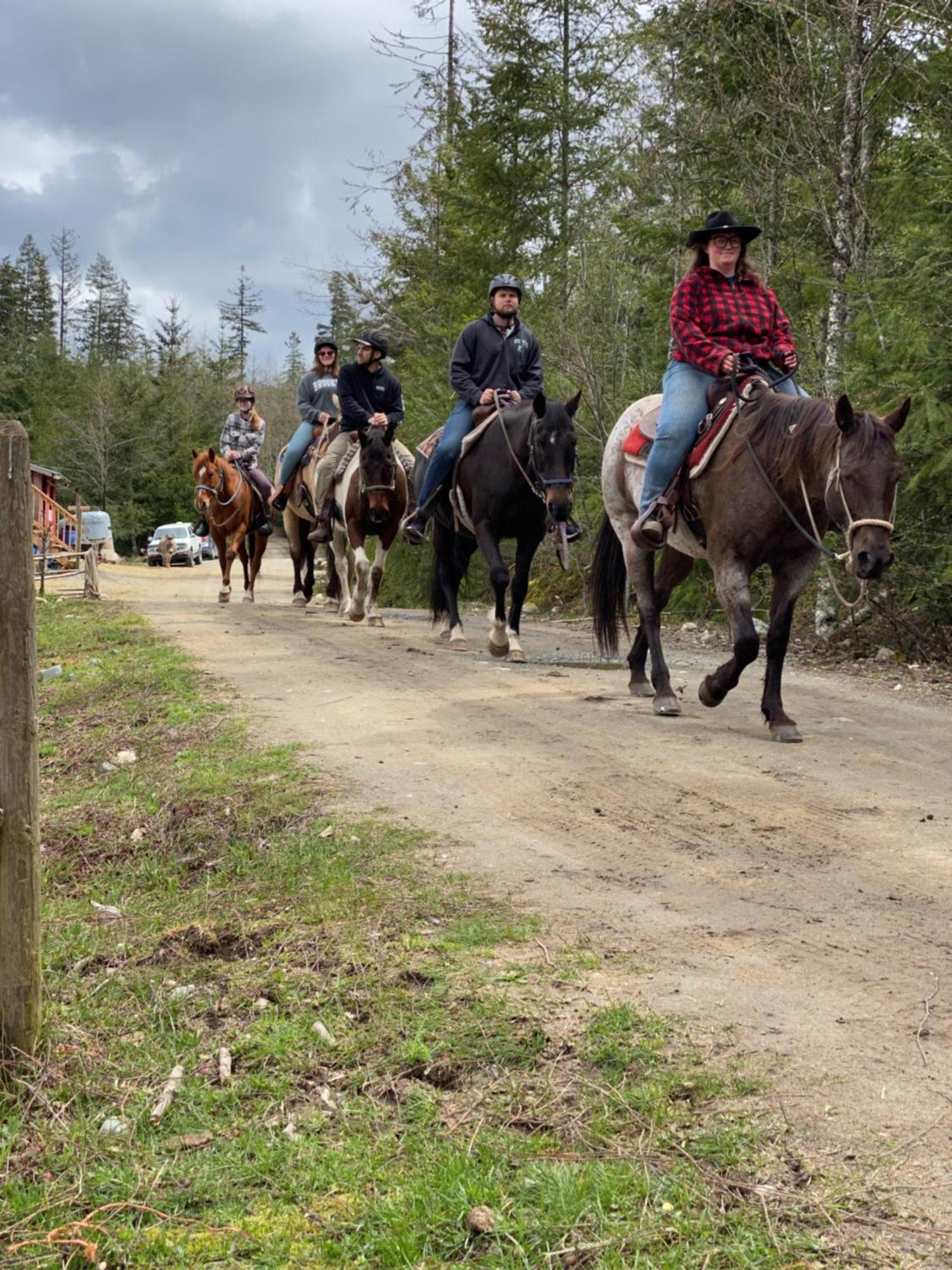 Отель Maple Heart Ranch Shawnigan Lake Экстерьер фото