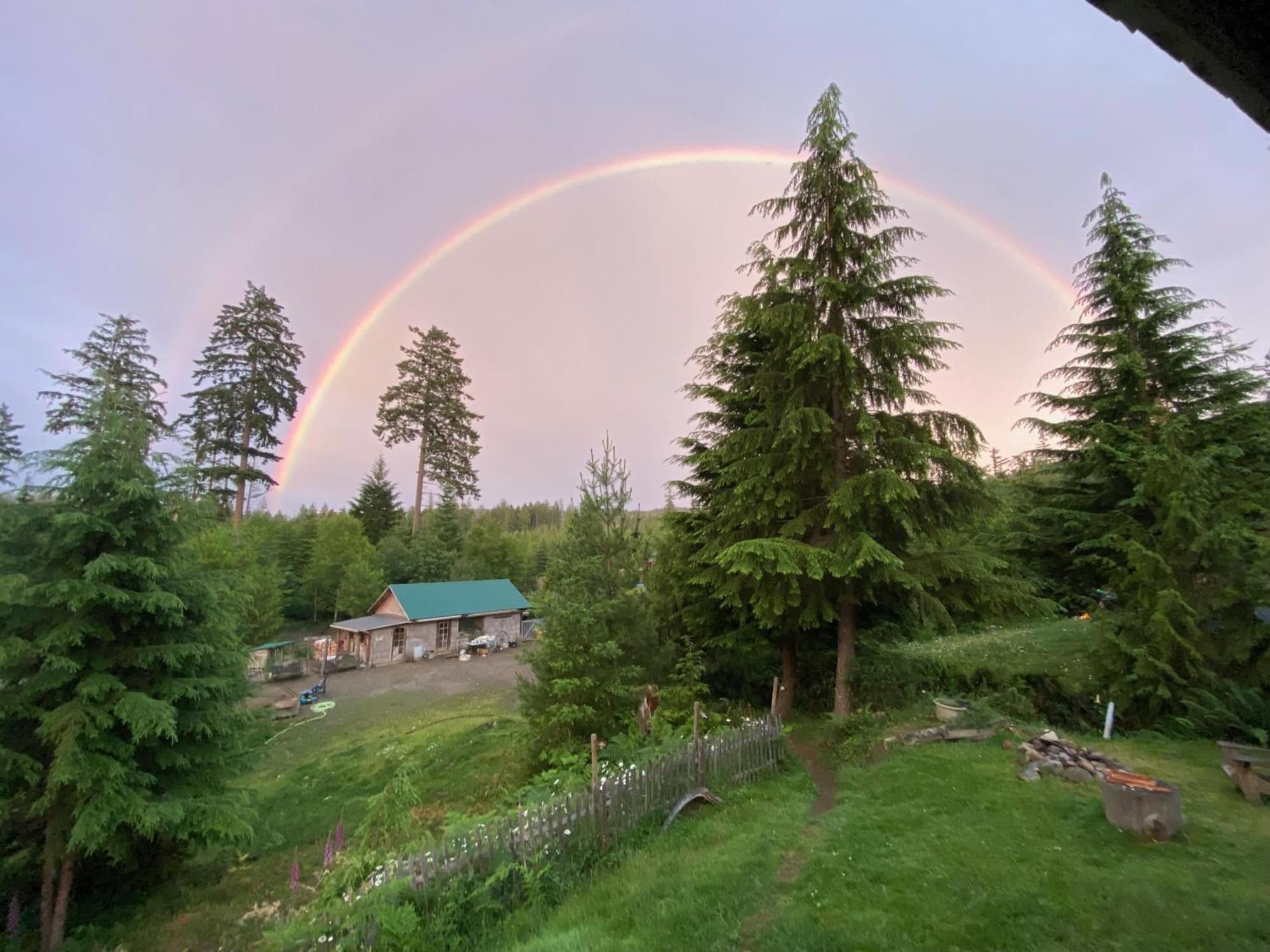 Отель Maple Heart Ranch Shawnigan Lake Экстерьер фото